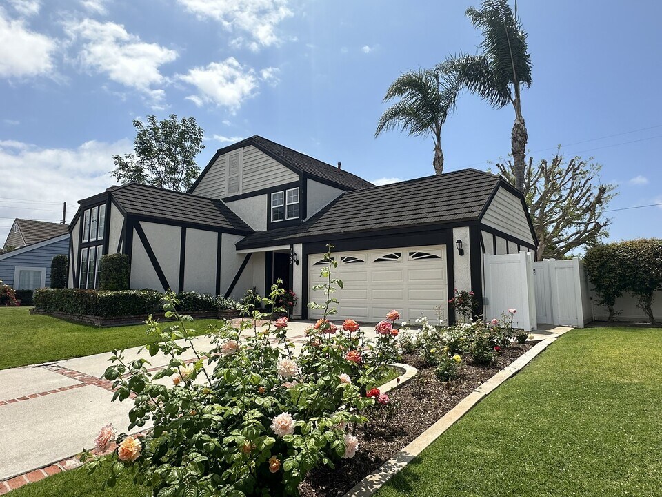 2353 Littleton Cir in Costa Mesa, CA - Building Photo