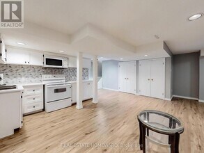 106 Walton Dr in Aurora, ON - Building Photo - Building Photo