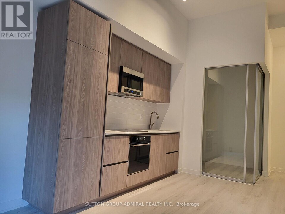 120 Broadway Ave in Toronto, ON - Building Photo