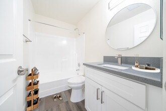 343 Autumn Dr, Unit 109 in San Marcos, CA - Building Photo - Building Photo