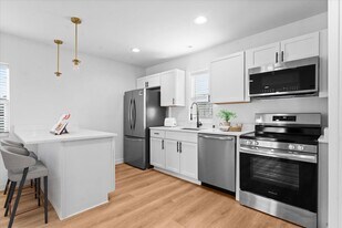 1440 Lakepointe St in Grosse Pointe Park, MI - Building Photo