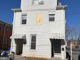 24 W Cecil St in Winchester, VA - Building Photo