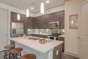 2117 Chenevert St in Houston, TX - Building Photo