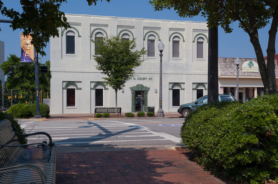 Court St in Florence, AL - Foto de edificio