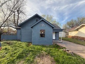 813 E Oak St in Cushing, OK - Building Photo