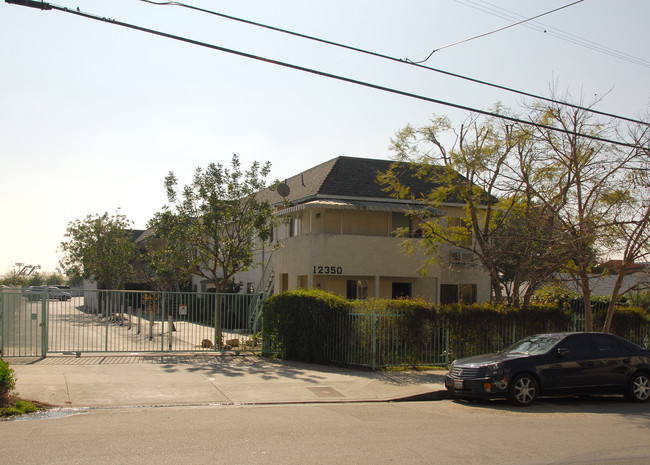 12350 Osborne Pl in Pacoima, CA - Foto de edificio - Building Photo