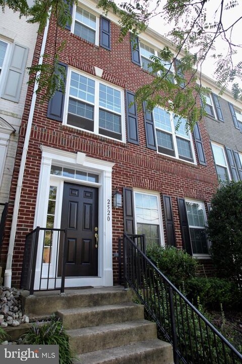 2520 Blueridge Ave in Silver Spring, MD - Building Photo