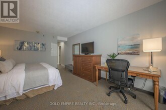 300 King St in London, ON - Building Photo - Building Photo