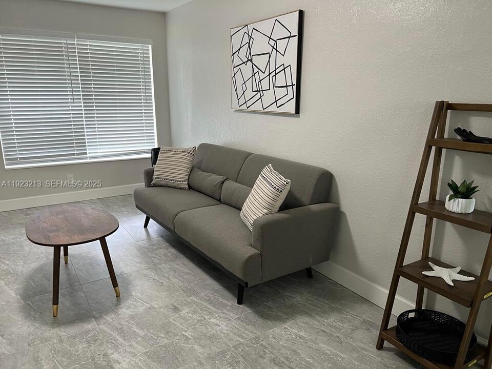 3771 SW 1st St in Fort Lauderdale, FL - Foto de edificio