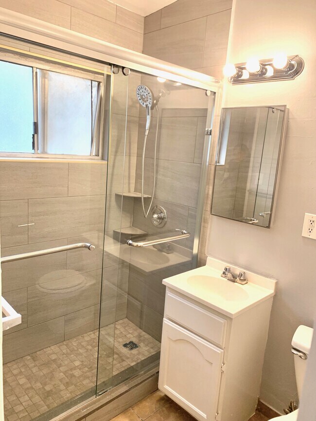 9509 Flower St Apartments and Nearby Bellflower Apartments For Rent