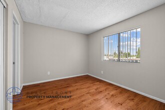 1880 Locust Ave. in Long Beach, CA - Foto de edificio - Building Photo