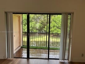 341 Lakeview Dr in Weston, FL - Building Photo