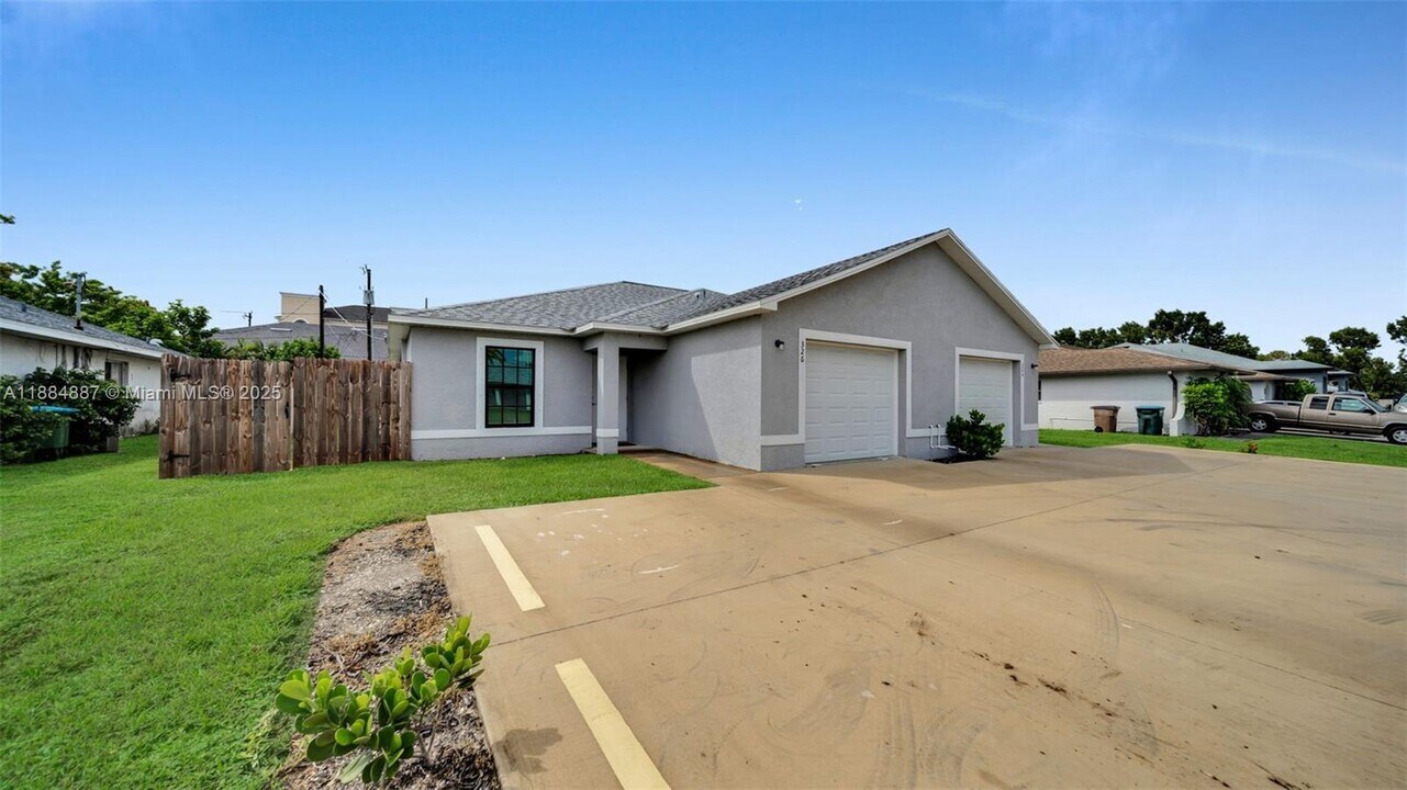 326 SE 16th Pl in Cape Coral, FL - Building Photo