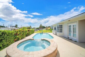 4640 SW 42nd Terrace in Fort Lauderdale, FL - Building Photo - Building Photo