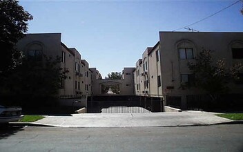 704-712 E Garfield Ave in Glendale, CA - Foto de edificio - Building Photo