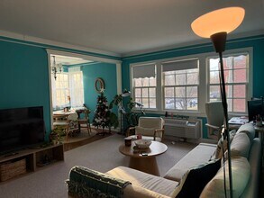 1800 West Abingdon Drive, Unit 201 in Alexandria, VA - Foto de edificio - Building Photo