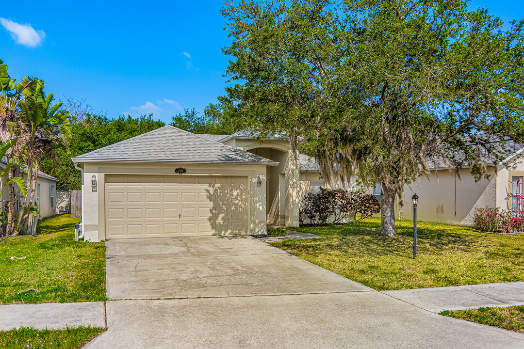 1528 Vista Lake Cir in Melbourne, FL - Foto de edificio