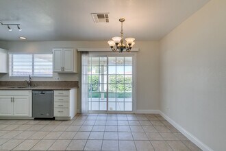 2424 Millcroft Dr in Henderson, NV - Building Photo - Building Photo