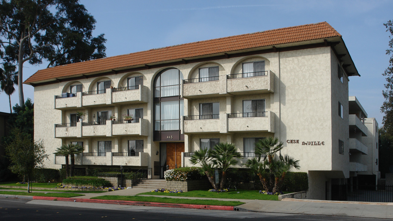 Casa De Ville in Pasadena, CA - Building Photo