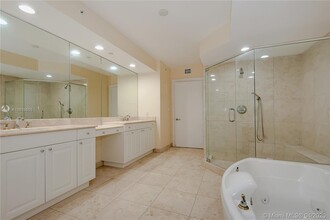 20200 W Country Club Dr, Unit smile in Aventura, FL - Building Photo - Building Photo