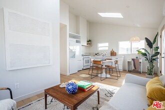 1613 Micheltorena St in Los Angeles, CA - Building Photo - Building Photo