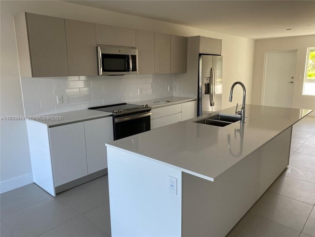 2535 NE 193rd St in Miami, FL - Foto de edificio - Building Photo