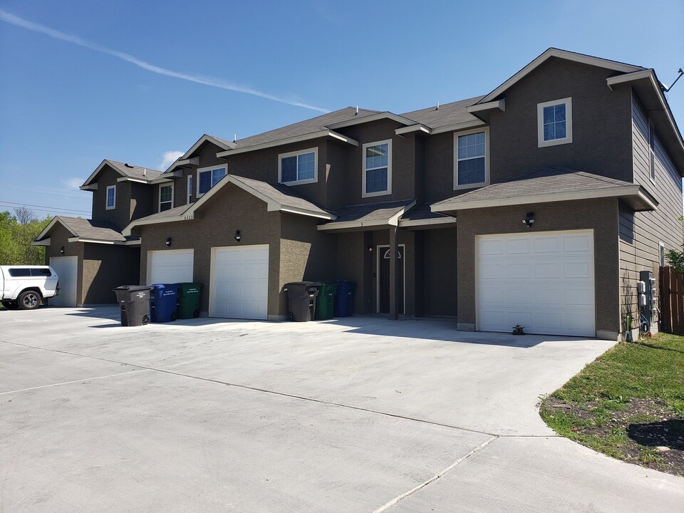 6323 Melanzane Ave in San Antonio, TX - Building Photo