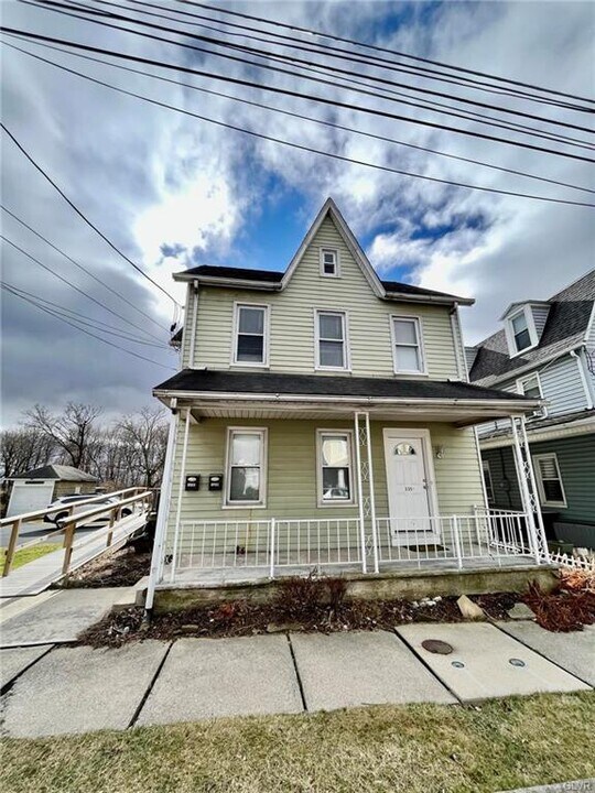 335 Lincoln Ave in Nazareth, PA - Building Photo
