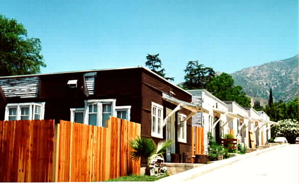 701 E Pine St in Altadena, CA - Building Photo