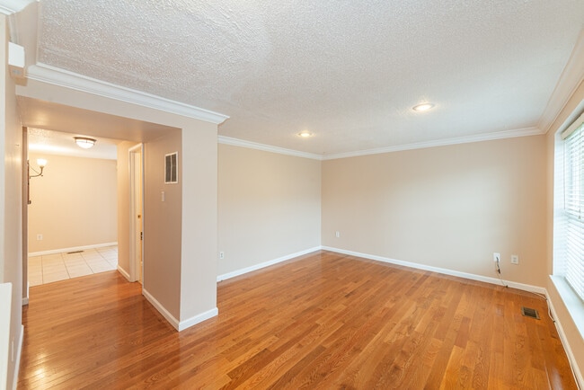 8 Constitution Way in Franklin, NJ - Building Photo - Building Photo