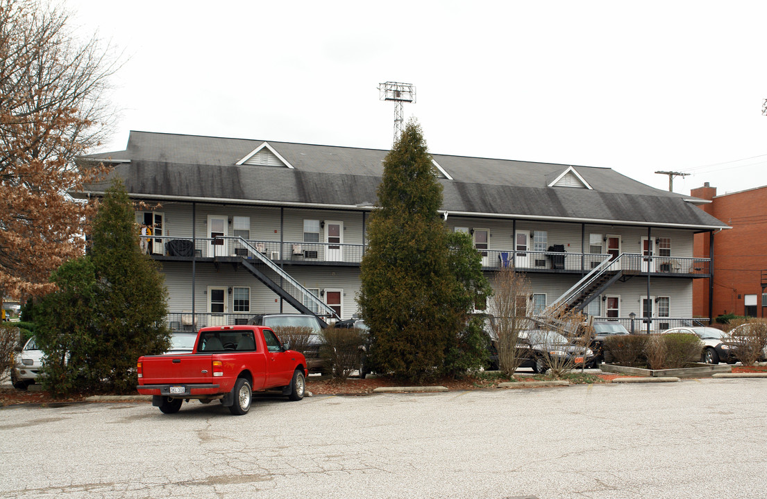 Oaks Village Apartments in Charleston, WV - Building Photo