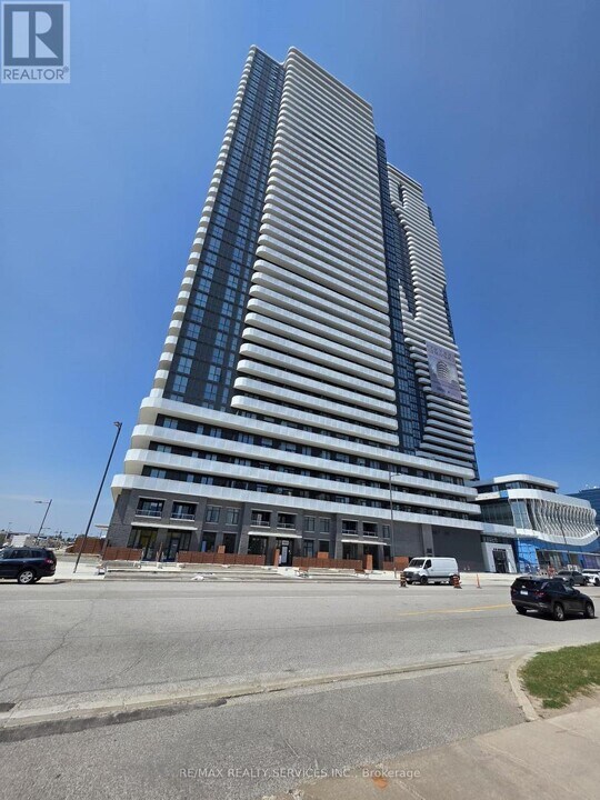 8 Interchange Wy in Vaughan, ON - Building Photo