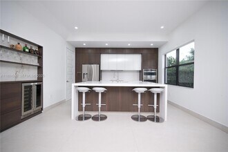 8842 NW 161st Terrace in Miami Lakes, FL - Foto de edificio - Building Photo