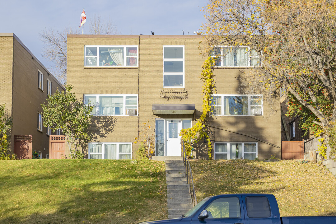 2311 17A St SW in Calgary, AB - Building Photo