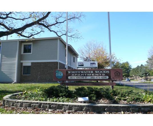 White Water Woods in Whitewater, WI - Foto de edificio