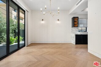 652 Huntley Dr in West Hollywood, CA - Building Photo - Building Photo