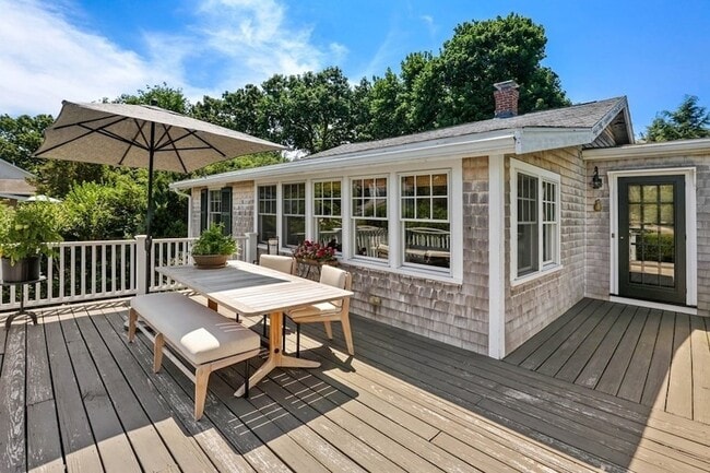 20 Kimball Beach Rd in Hingham, MA - Foto de edificio - Building Photo