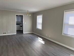 341 W Barrington Rd in Peoria, IL - Building Photo - Building Photo