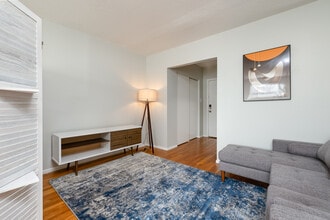 Soho Towers in St. Louis, MO - Foto de edificio - Interior Photo