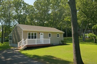 25 Rolling Hill Rd in Hampton Bays, NY - Building Photo