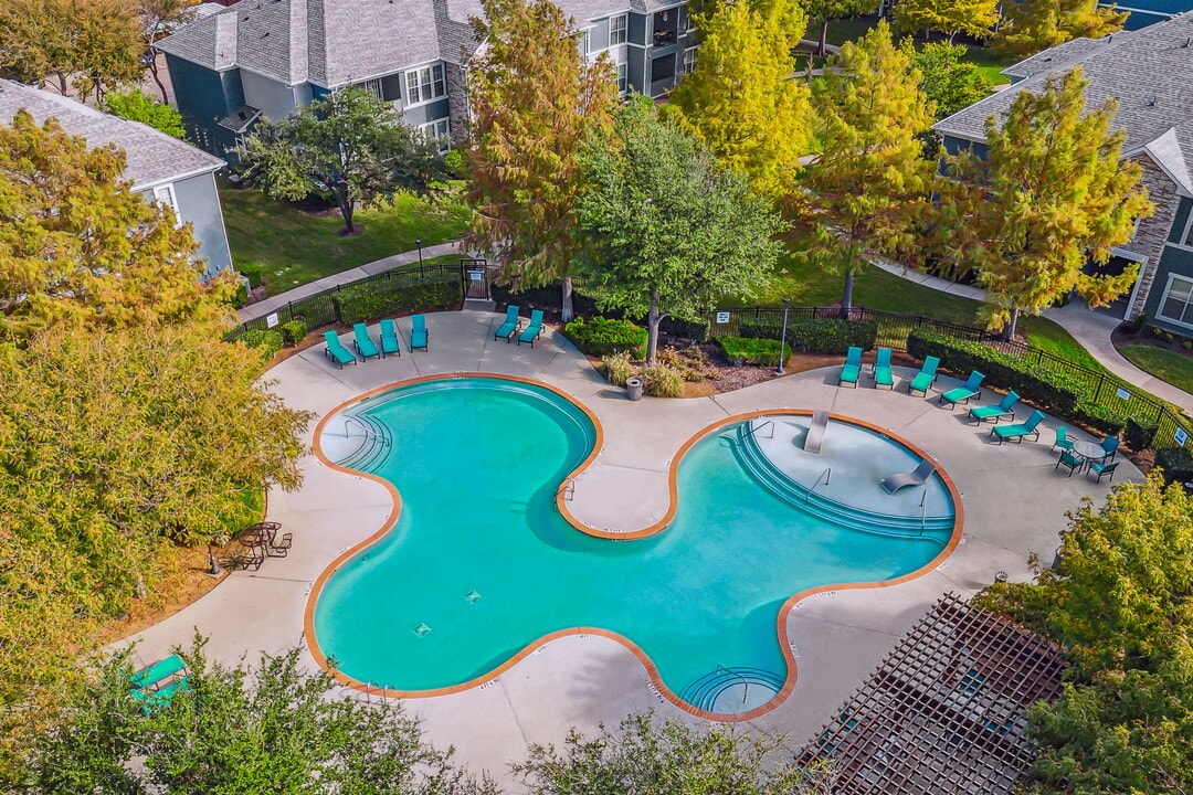 Riachi at One21 in Plano, TX - Foto de edificio