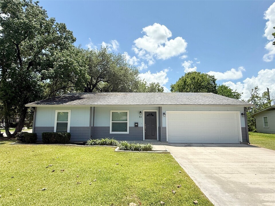 51 Lupine Ct in Lake Jackson, TX - Foto de edificio
