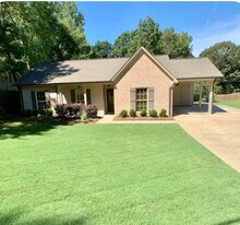 511 Happy Ln in Oxford, MS - Building Photo