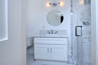 A Santa Monica Sanctuary: 834 Fourth Street in Santa Monica, CA - Foto de edificio - Building Photo