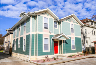 1046 E Walnut St, Unit D in Springfield, MO - Foto de edificio - Building Photo