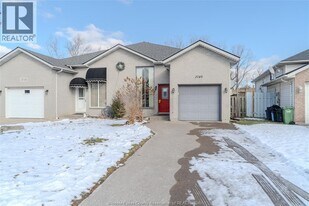 3740 Holburn St in Windsor, ON - Building Photo