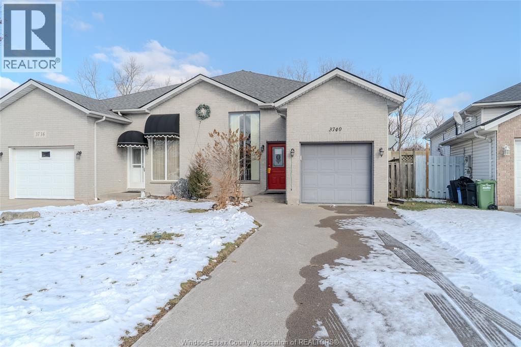 3740 Holburn St in Windsor, ON - Building Photo