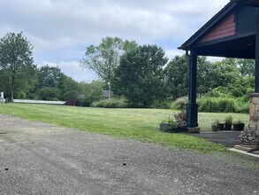 8 Sunnyview Dr in Redding, CT - Building Photo - Building Photo
