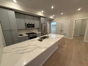39 Cummins Hwy, Unit 32-5 in Boston, MA - Building Photo - Building Photo