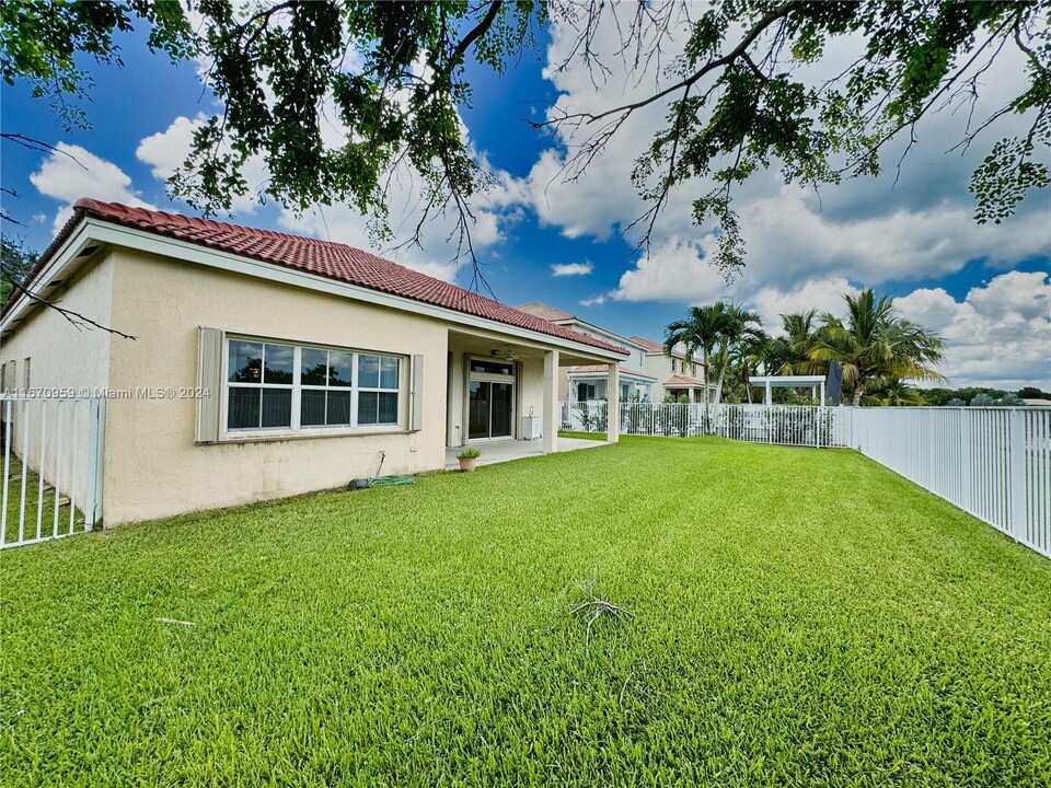 4275 Laurel Ridge Cir in Weston, FL - Building Photo